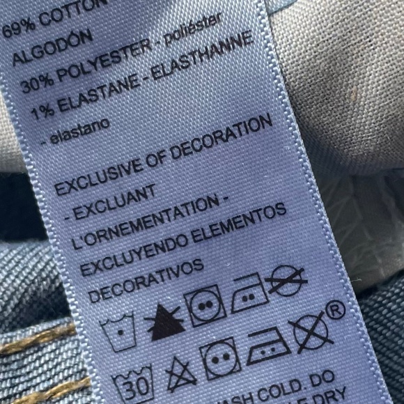 Levi Strauss & Co. Mid-Rise Slim Fit Capris | Size: 6 - Picture 7 of 12